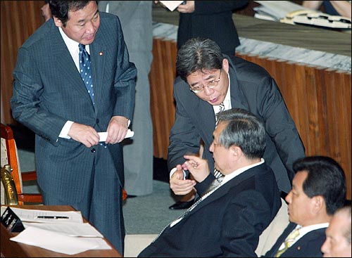 오는 4일 검찰에 출두하겠다고 밝힌 정대철 대표와 검사출신인 함승희 의원, 이낙연 대표비서실장이 이야기를 나누고 있다. 